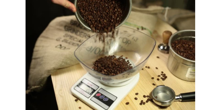Guide to using coffee scales for baristas and home-brewers alike!